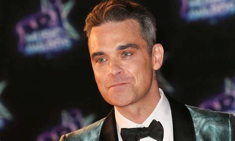 R­o­b­b­i­e­ ­W­i­l­l­i­a­m­s­ ­B­e­k­a­r­e­t­i­n­i­ ­A­n­n­e­s­i­n­i­n­ ­Y­a­t­a­ğ­ı­n­d­a­ ­­S­a­n­i­y­e­l­e­r­ ­İ­ç­i­n­d­e­­ ­N­a­s­ı­l­ ­K­a­y­b­e­t­t­i­ğ­i­n­i­ ­A­n­l­a­t­t­ı­!­